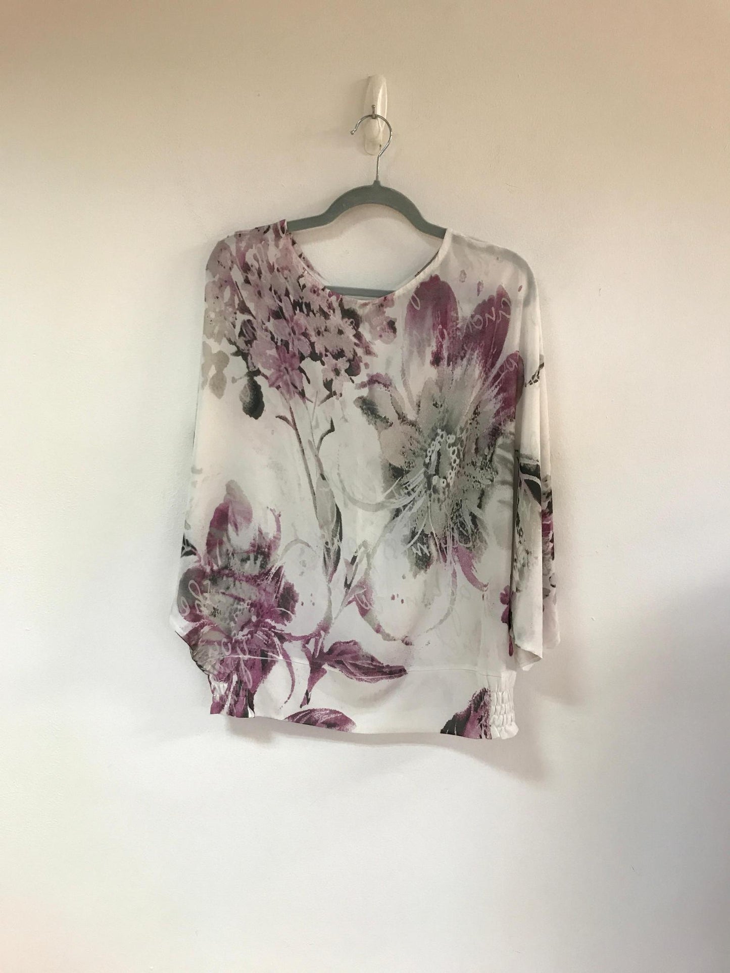 White Batwing Top with Purple Floral Pattern, Bassini, Size 14, 16 (Polyester, Viscose)